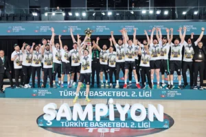 Sakarya Büyükşehir Basketbol takımı, Erkekler 2. Lig şampiyonluğunu kutluyor.