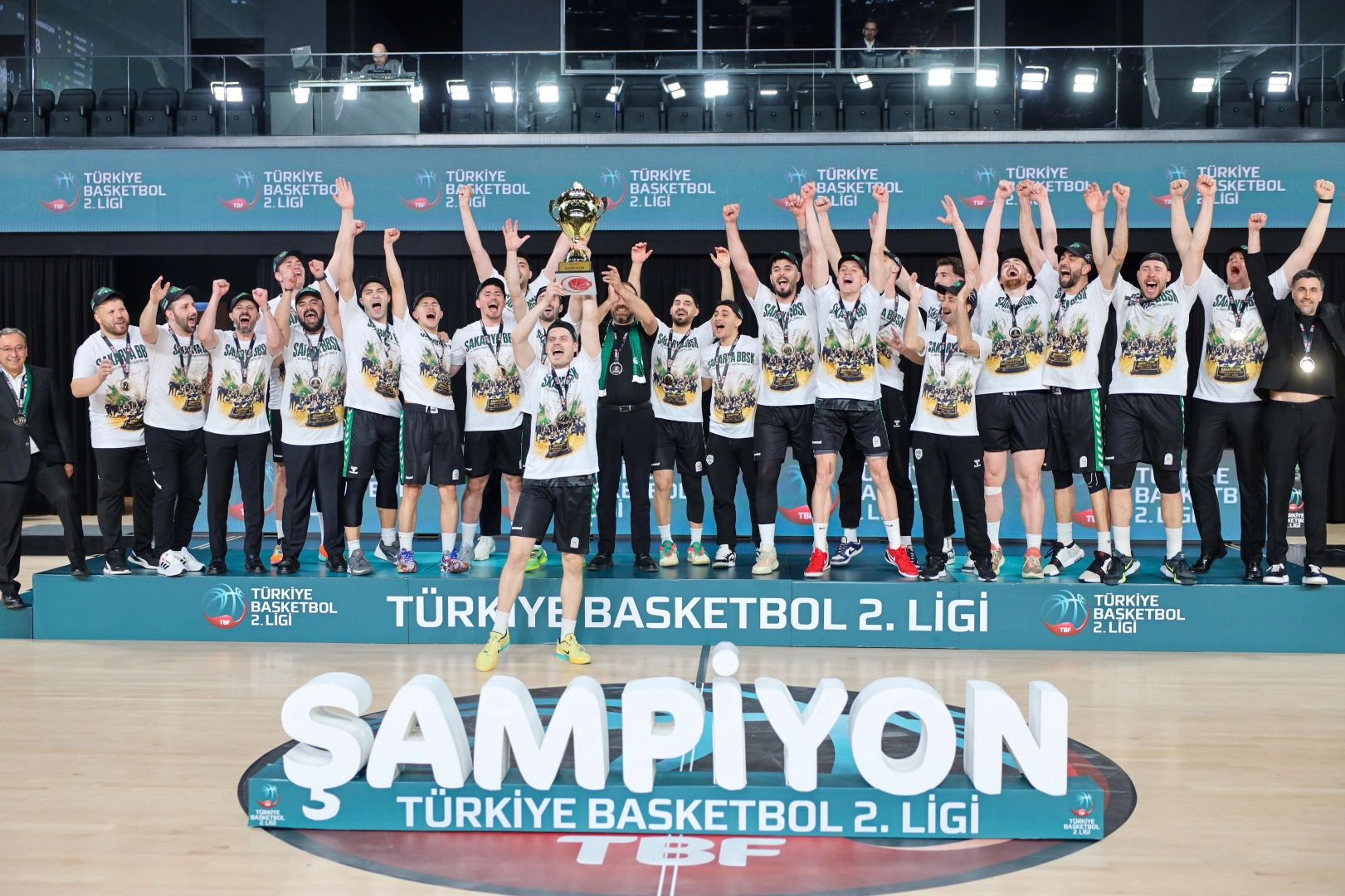 Sakarya Büyükşehir Basketbol takımı, Erkekler 2. Lig şampiyonluğunu kutluyor.