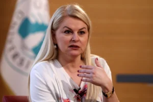 Prof. Dr. Deniz Ülke Kaynak'ın politik psikoloji alanındaki çalışmalarıyla kazandığı uluslararası ödülü temsil eden görsel.