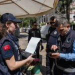 Bornova zabıta ekipleri mobil uygulama ve taşınabilir yazıcı ile anında ceza tebliğ ediyor.