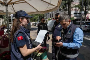 Bornova zabıta ekipleri mobil uygulama ve taşınabilir yazıcı ile anında ceza tebliğ ediyor.