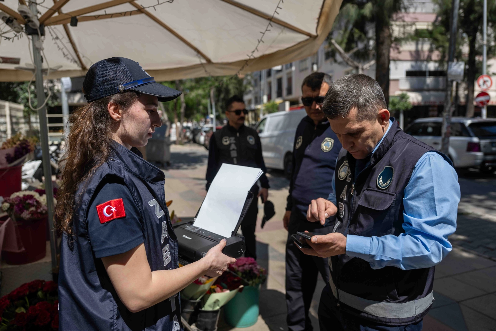 Bornova zabıta ekipleri mobil uygulama ve taşınabilir yazıcı ile anında ceza tebliğ ediyor.