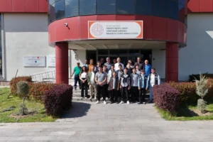 Kayseri'de liseli öğrenciler Büyükşehir Belediyesi'nin desteğiyle okul bahçesine lavanta ve gül dikiyor.