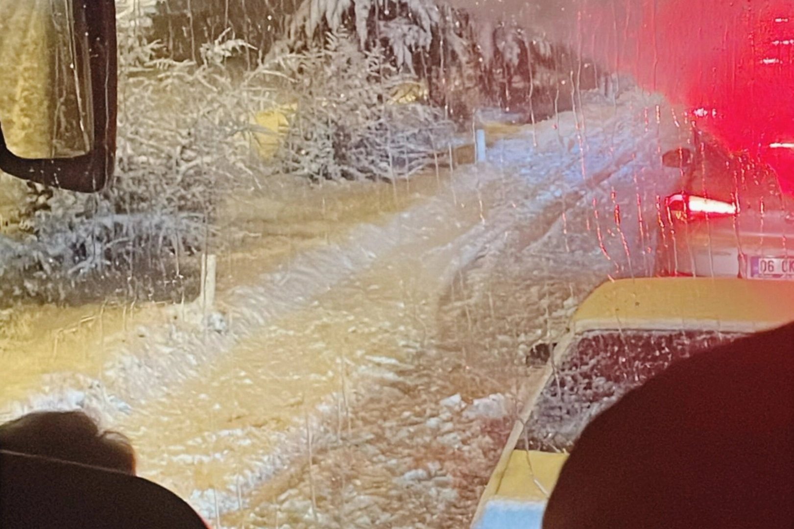 Afyonkarahisar ve Gaziantep'te olumsuz hava koşulları nedeniyle okullar tatil edildi.