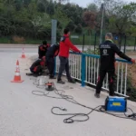 Kocaeli Büyükşehir Belediyesi tarafından yenilenen ve boyanan korkuluklar, şehir güvenliğini artırıyor.