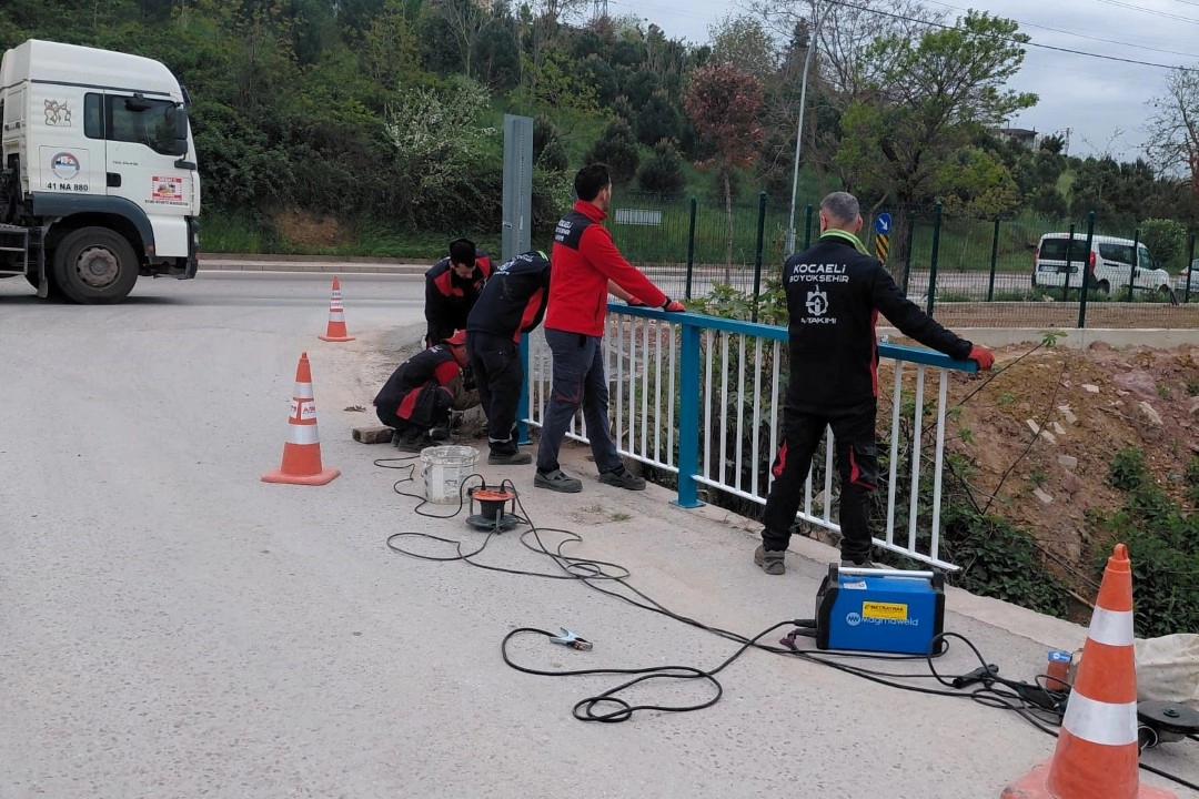 Kocaeli Büyükşehir Belediyesi tarafından yenilenen ve boyanan korkuluklar, şehir güvenliğini artırıyor.