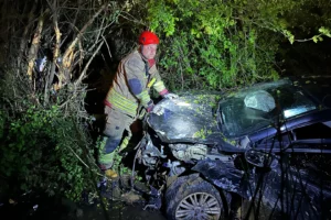 Düzce'de dereye uçan otomobilin kaza anı