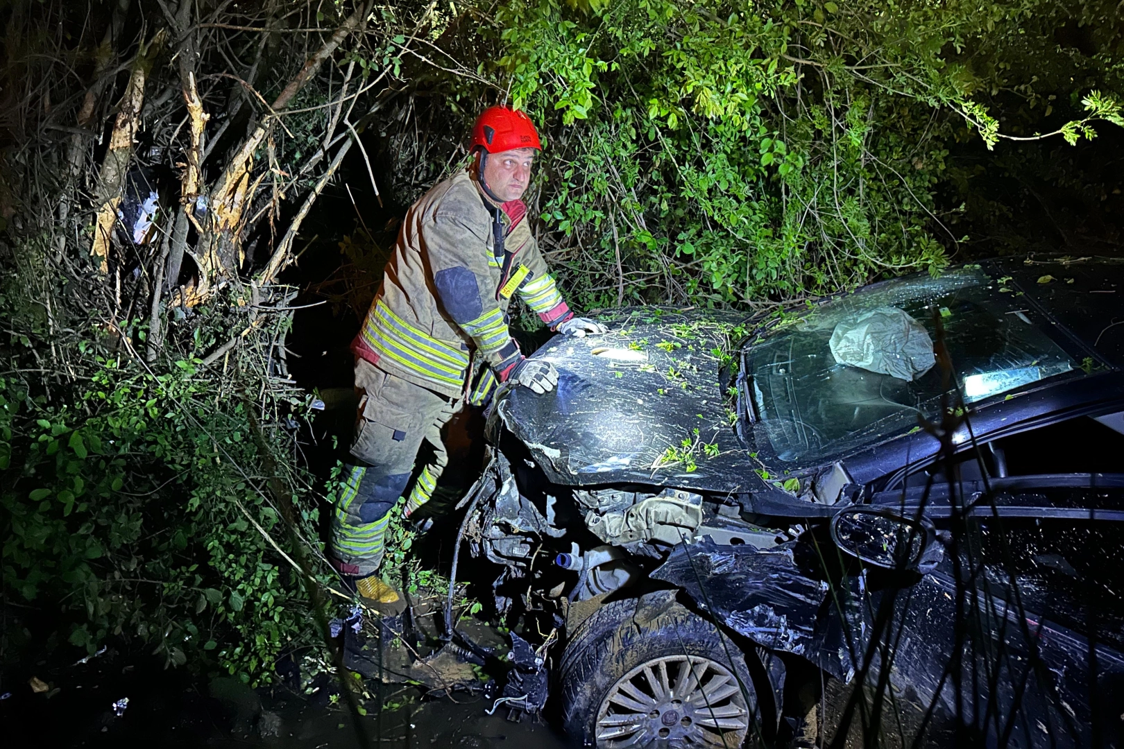 Düzce'de dereye uçan otomobilin kaza anı