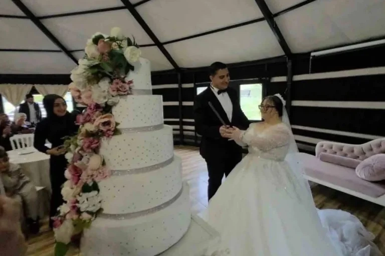 Down sendromlu Elif'in gelinlikli mutlu fotoğrafı