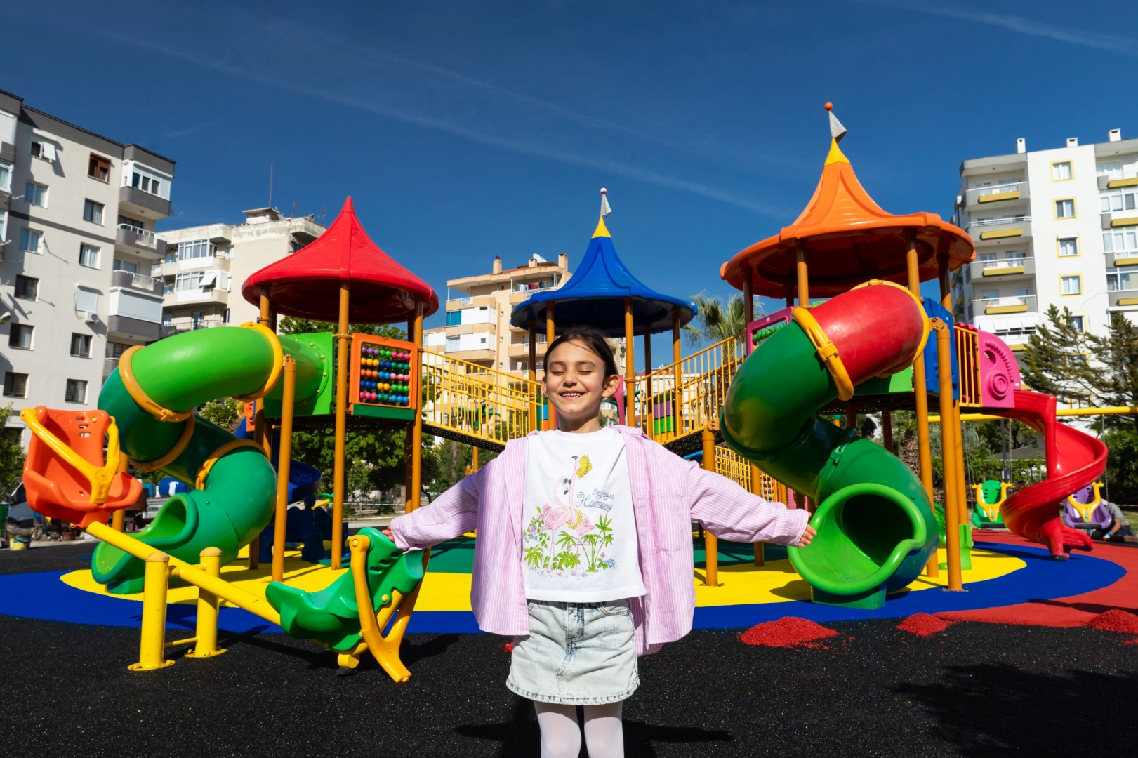 Narlıdere'de çocuk oyun parkı zeminleri kauçuk malzeme ile yenileniyor, güvenlik artırılıyor.