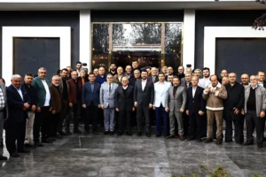 Kayseri Büyükşehir Belediye Başkanı Dr. Memduh Büyükkılıç, eşi Dr. Necmiye Büyükkılıç ve sivil toplum kuruluşu temsilcileriyle toplu fotoğraf çektiriyor.