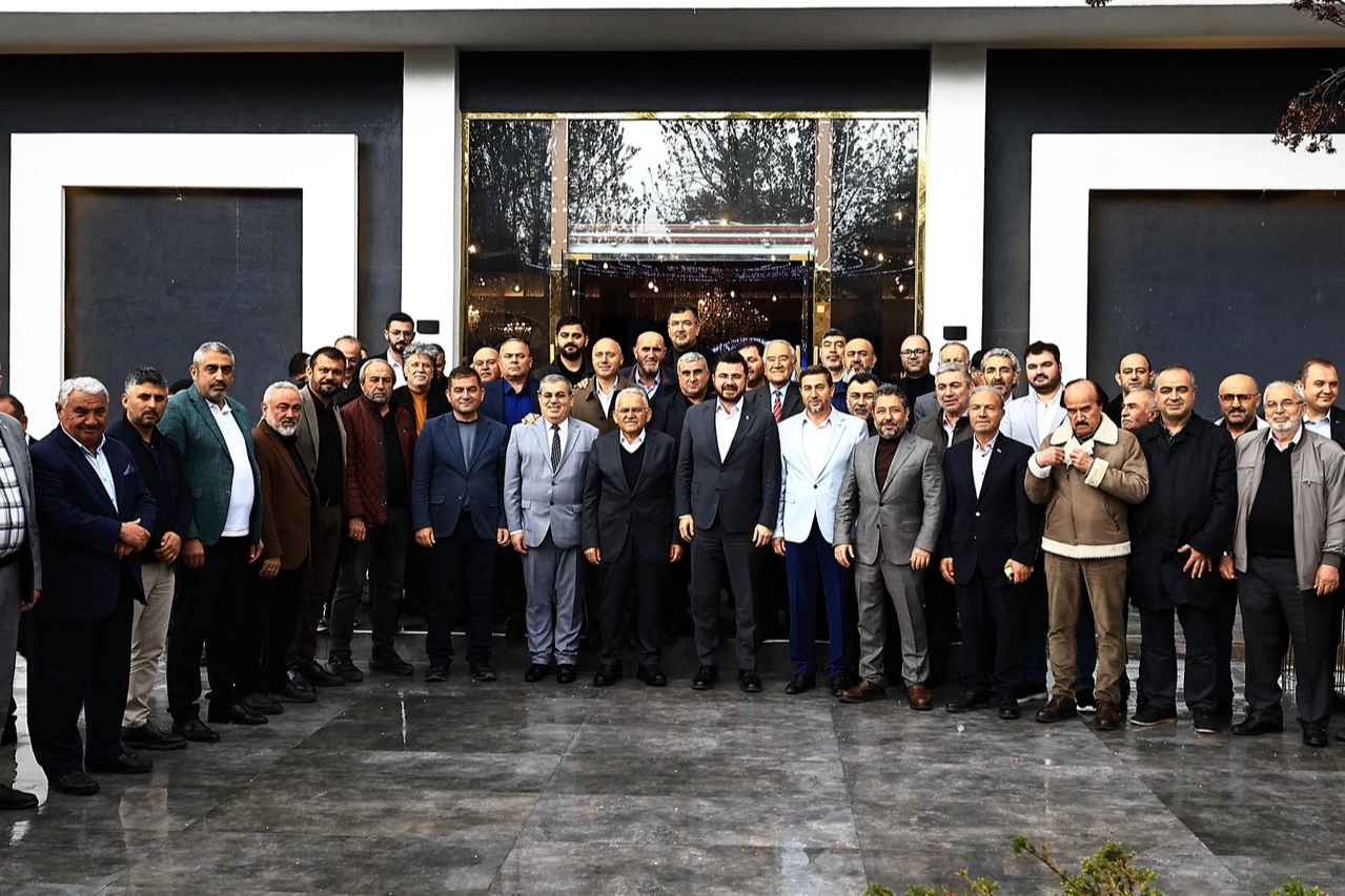 Kayseri Büyükşehir Belediye Başkanı Dr. Memduh Büyükkılıç, eşi Dr. Necmiye Büyükkılıç ve sivil toplum kuruluşu temsilcileriyle toplu fotoğraf çektiriyor.
