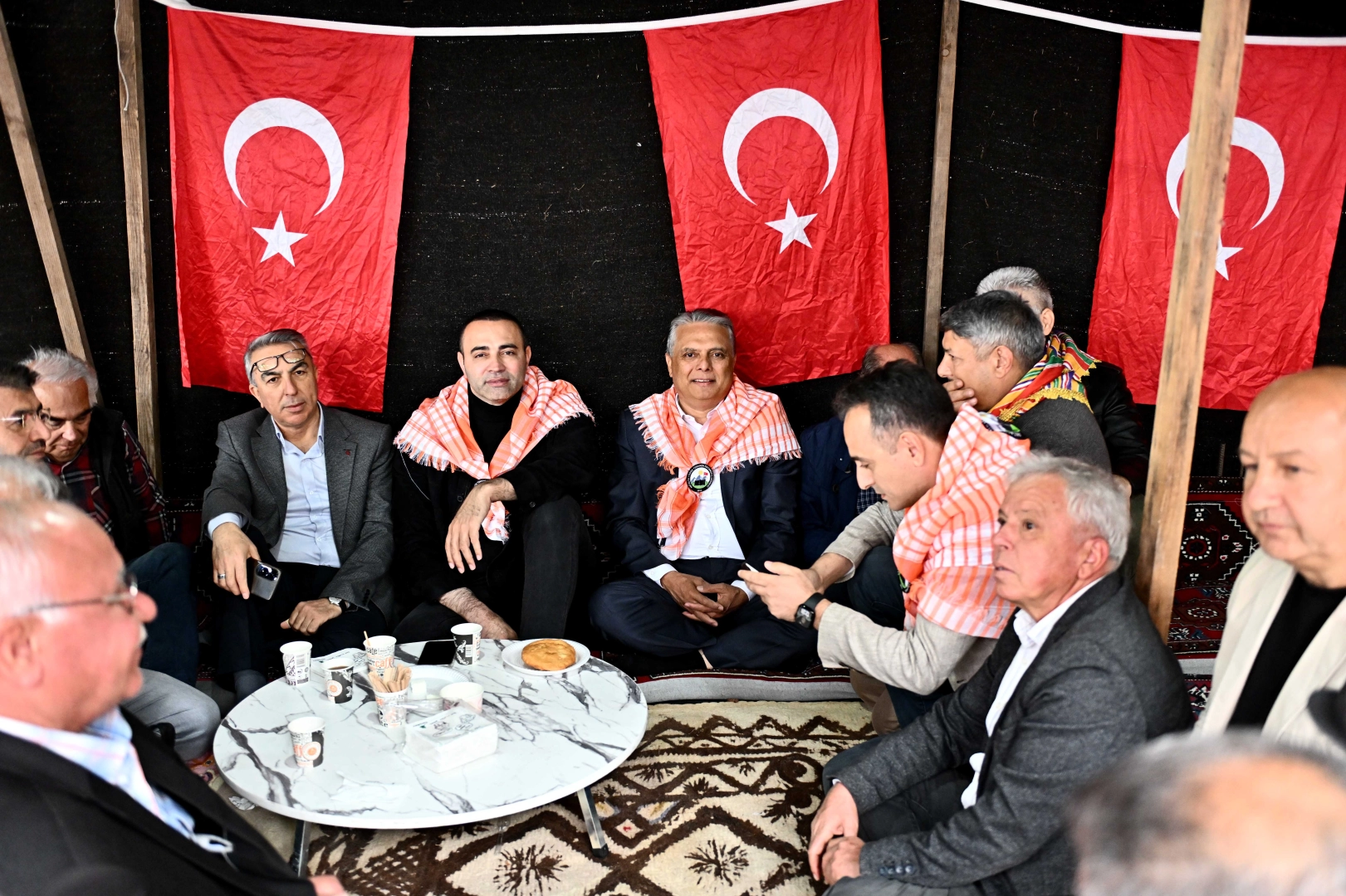 Antalya'da düzenlenen Yörük Keşkek Şöleni'nde Yörükler ve Belediye Başkanı Ümit Uysal bir arada