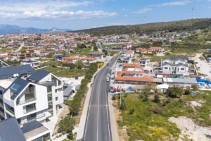 İzmir'in Çeşme, Urla ve Karaburun ilçelerindeki turistik yollar ve kaldırımlar yaz sezonu öncesi yenileniyor.