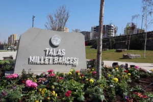 Talas Millet Bahçesi'nde düzenlenen çiçek şenliğinden genel bir görünüm