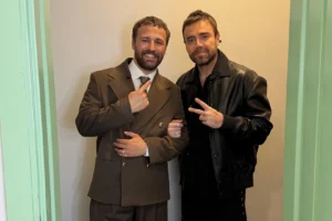 Murat Dalkılıç ve Anıl Durmuş Harbiye sahnesinde düet yaparken