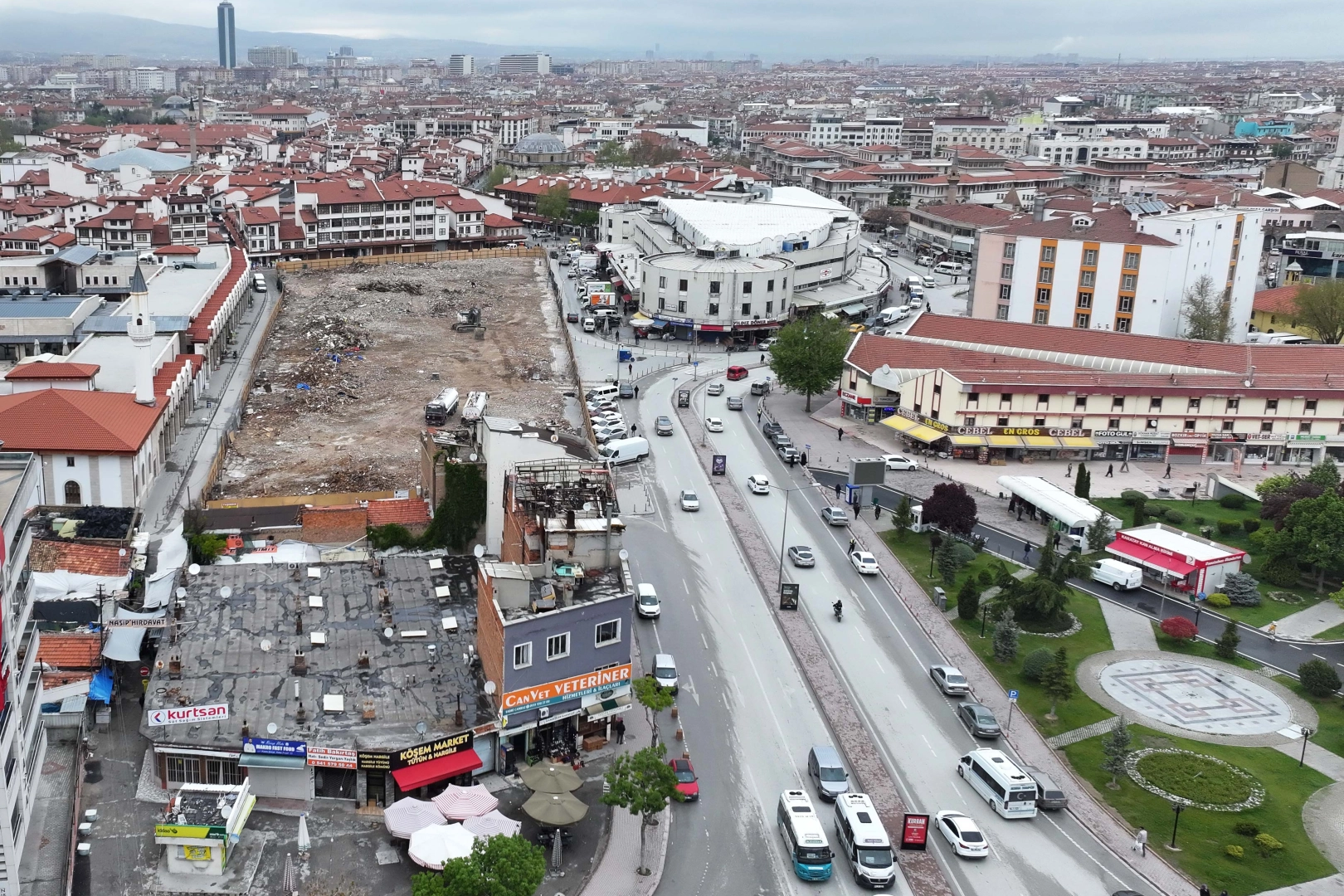 Konya Peynir Pazarı'nda kentsel dönüşüm kapsamında yıkım çalışmaları tamamlandı, yeni yaşam alanı inşa ediliyor.