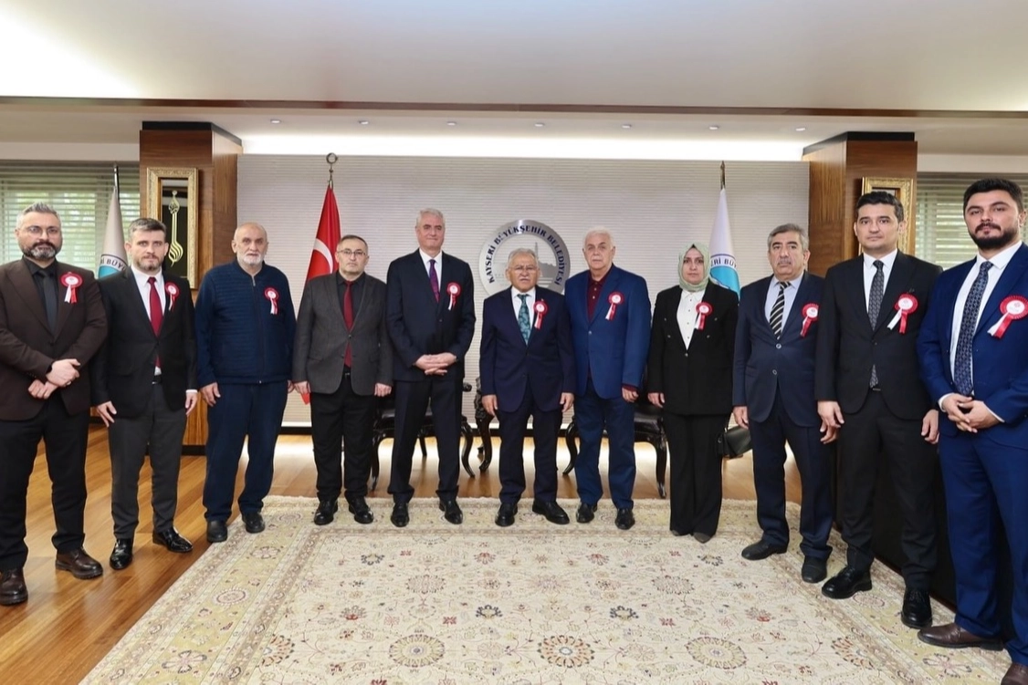 Kayseri Büyükşehir Belediye Başkanı Dr. Memduh Büyükkılıç, Vakıflar Bölge Müdür Yardımcısı Halit Uğurlu ve heyetini ağırlıyor.