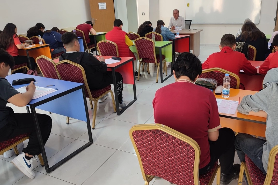 KAYMEK tarafından düzenlenen deneme sınavı ve eğitim destekleri ile YKS ve LGS'ye hazırlanan öğrenciler