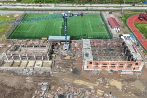 Ordu'da yapımı devam eden yarı olimpik yüzme havuzu ve çok amaçlı spor salonu inşaatından genel görünüm