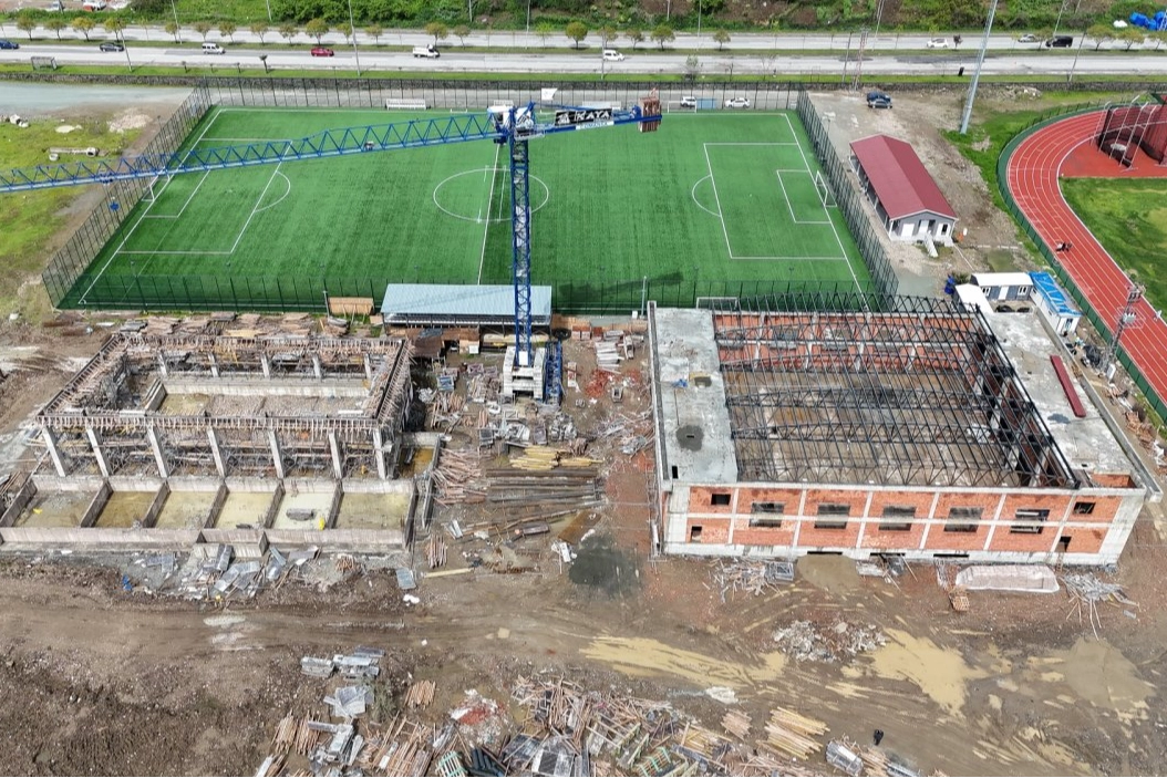 Ordu'da yapımı devam eden yarı olimpik yüzme havuzu ve çok amaçlı spor salonu inşaatından genel görünüm