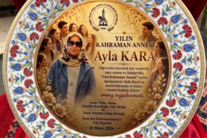 Kahraman öğretmen Ayla Kara'ya 'Yılın Annesi' ödülü verildiği tören