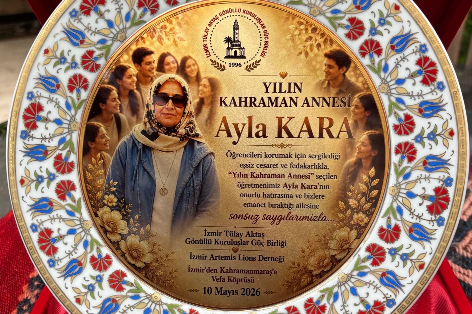 Kahraman öğretmen Ayla Kara'ya 'Yılın Annesi' ödülü verildiği tören