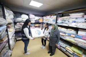 İzmir Büyükşehir Belediyesi, evlilik hazırlığı yapan ihtiyaç sahibi genç çiftlere gelinlik, damatlık ve ev tekstili desteği veriyor.