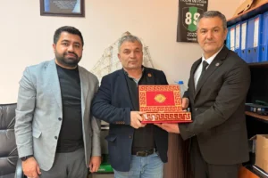 İzmit Belediyesi muhtarları ziyaret ederek doğum günlerini kutladı ve hediye verdi