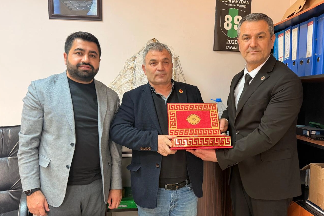İzmit Belediyesi muhtarları ziyaret ederek doğum günlerini kutladı ve hediye verdi