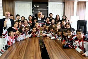 Muratpaşa Belediyesporlu sporcular, elde ettikleri başarıları ve gelecek hedeflerini konuşmak üzere Belediye Başkanı Ümit Uysal'ı ziyaret etti.