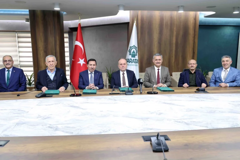 Konya Karatay'da hasta yakınları için yapılacak olan modern konukevinin protokül imza töreninden bir kare.