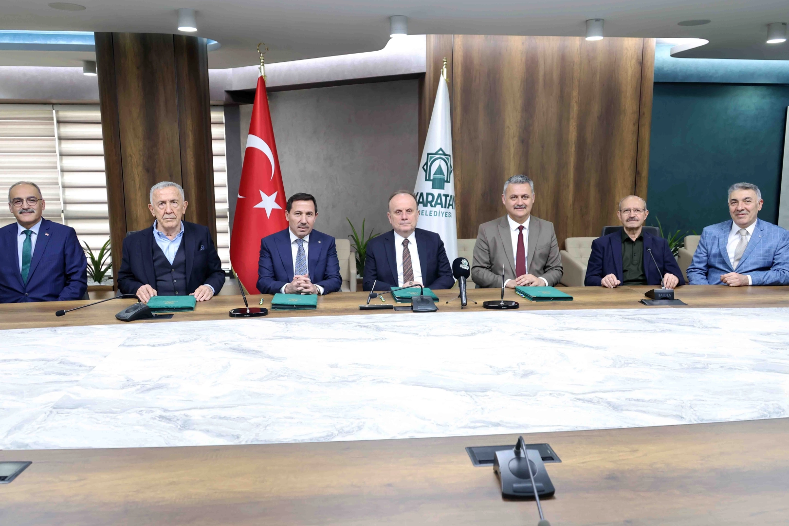 Konya Karatay'da hasta yakınları için yapılacak olan modern konukevinin protokül imza töreninden bir kare.