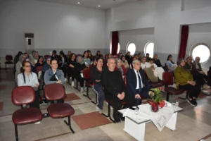 Manisa Yunusemre'de Aile Eğitimleri Programı'na katılan veliler ve eğitimciler
