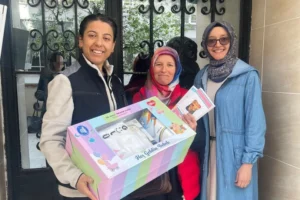 Çorum Belediyesi ekipleri, yeni doğan bebek ve annesine 'Hoş Geldin Bebek' ziyareti sırasında hediye paketi sunuyor.