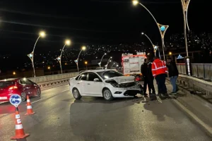 Kocaeli Büyükşehir Belediyesi A Takımı ekiplerinin trafik kazasına müdahalesi
