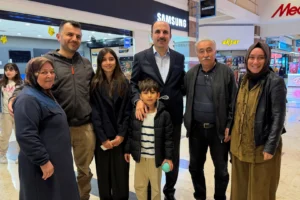 Konya Büyükşehir Belediye Başkanı Uğur İbrahim Altay, bir alışveriş merkezinde esnaf ve vatandaşlarla sohbet ediyor.