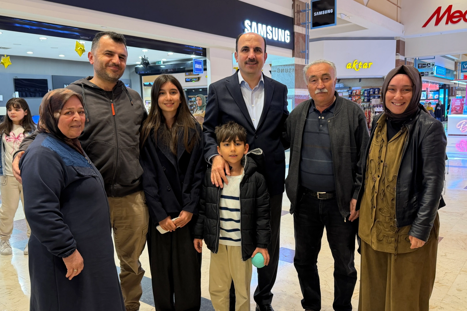 Konya Büyükşehir Belediye Başkanı Uğur İbrahim Altay, bir alışveriş merkezinde esnaf ve vatandaşlarla sohbet ediyor.