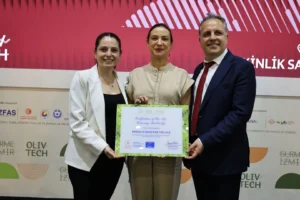 Efes Tarlası Yaşam Köyü'ne Iter Vitis rotasından onursal üyelik sertifikası takdimi