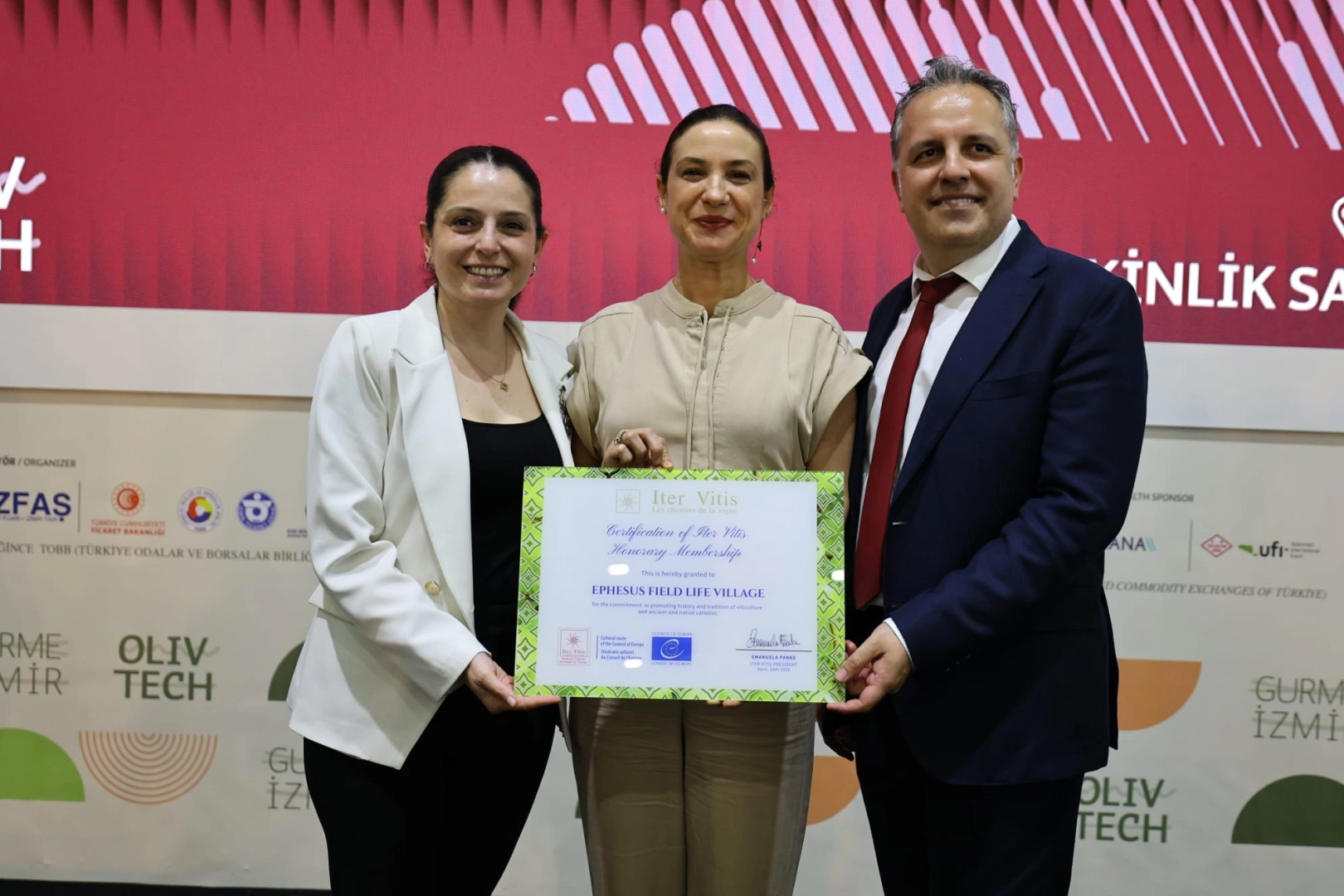 Efes Tarlası Yaşam Köyü'ne Iter Vitis rotasından onursal üyelik sertifikası takdimi