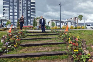 Kayseri Talas'ta düzenlenen 'Çiçek Şenliği' kapsamında Millet Bahçesi'ndeki renkli çiçekler ve etkinlik alanları