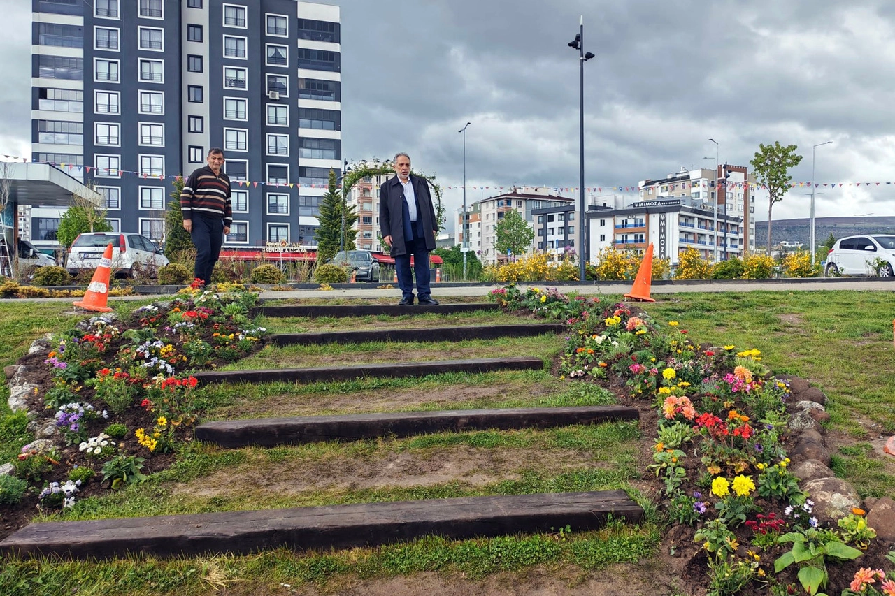 Kayseri Talas'ta düzenlenen 'Çiçek Şenliği' kapsamında Millet Bahçesi'ndeki renkli çiçekler ve etkinlik alanları