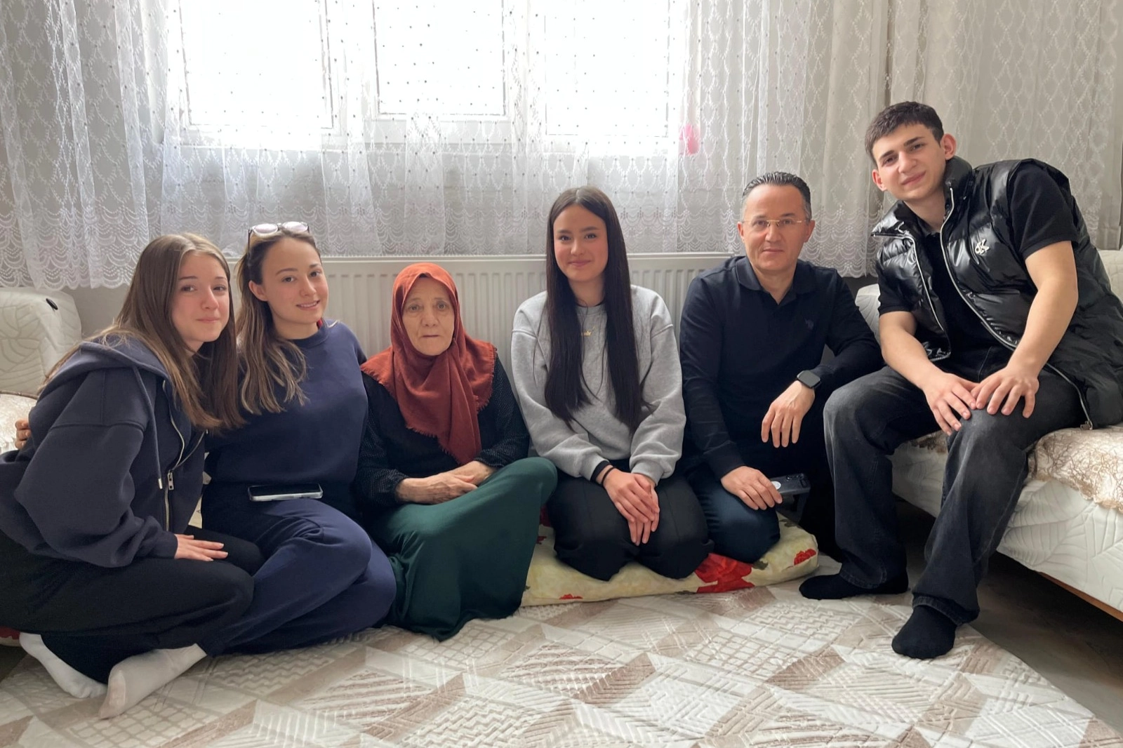 Bursa'da gençlerin yaşlılarla buluştuğu Nesiller Buluşuyor projesi