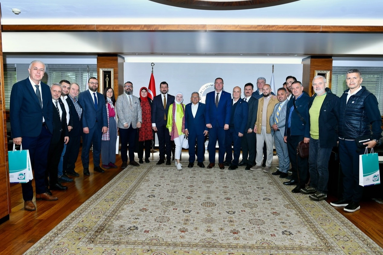 Bosna Hersek Dostluk Köprüleri Derneği heyeti, Kayseri Büyükşehir Belediye Başkanı Dr. Memduh Büyükkılıç'ı ziyaret etti.