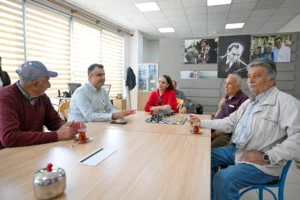 Mersin'de Emekli Evleri'nde bir araya gelen emekliler sohbet ederken