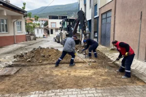 Gemlik Belediyesi acil müdahale ekibi yol ve altyapı sorunlarını gideriyor