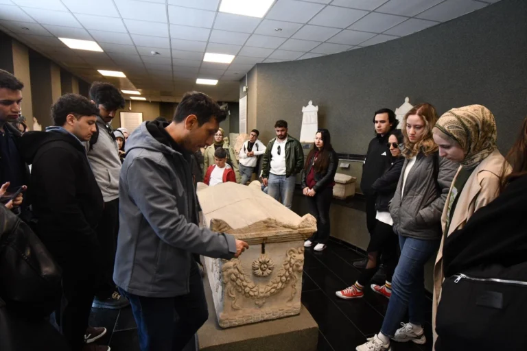 İzmir'de üniversite öğrencileri Bergama ve Ödemiş'in tarihi yerlerini geziyor