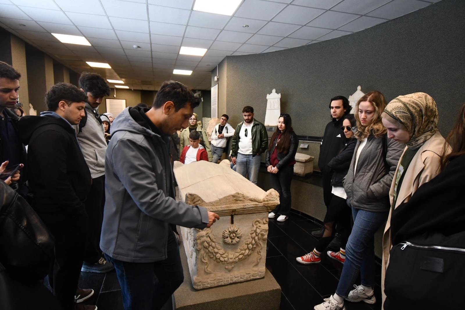 İzmir'de üniversite öğrencileri Bergama ve Ödemiş'in tarihi yerlerini geziyor