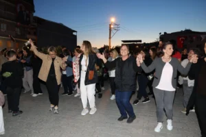 İzmir Çiğli'de binlerce kişinin katıldığı Hıdrellez Şenliği'nde bahar coşkusu yaşandı