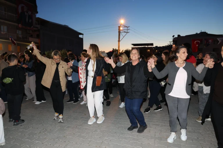 İzmir Çiğli'de binlerce kişinin katıldığı Hıdrellez Şenliği'nde bahar coşkusu yaşandı